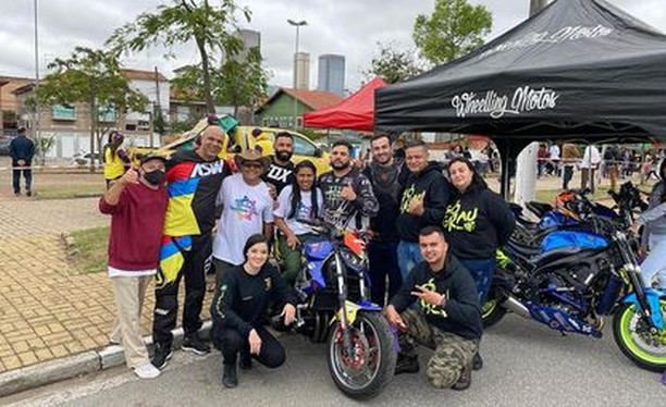 Voluntários e parceiros da Associação Igualdade e Vida em evento comunitário